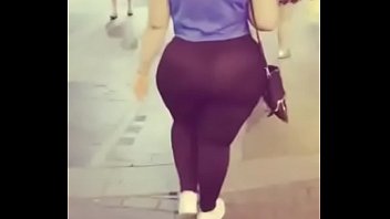 mujerona mueve sus nalgas y la grabo