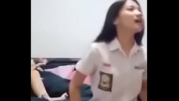 Cewek pakai seragam sma