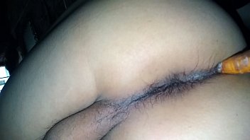 Me masturbo con dos dildos en el peludito