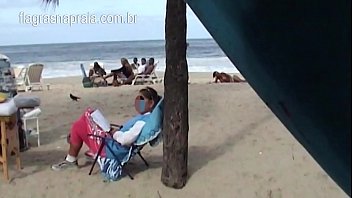 Topless de morena em praia publica do Brasil