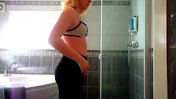 Rubia adolescente buenisima hace video para el novio en el baño