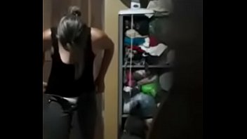 Camera escondida flagra mulher troçando de roupa
