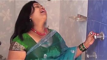 Hottest bathing by hot aunty