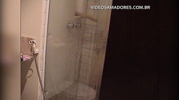 Homem voyeur filma morena novinha nua no chuveiro sem ela perceber