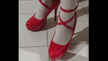 Madame en talon haut rouge et porte jartelle / She in red high heel and garter belt