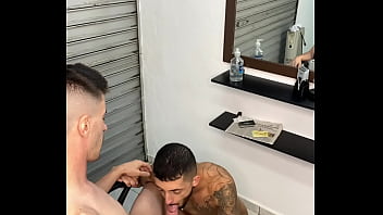 Atendimento exclusivo termina em sexo com o barbeiro