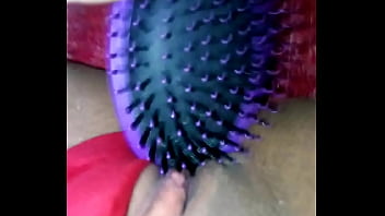 Se masturba con el mango del cepillo cabello