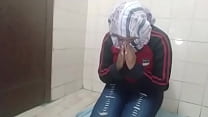 hijabi wife masytuirbates pussy