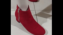 Madame en botte rouge / she with red boots